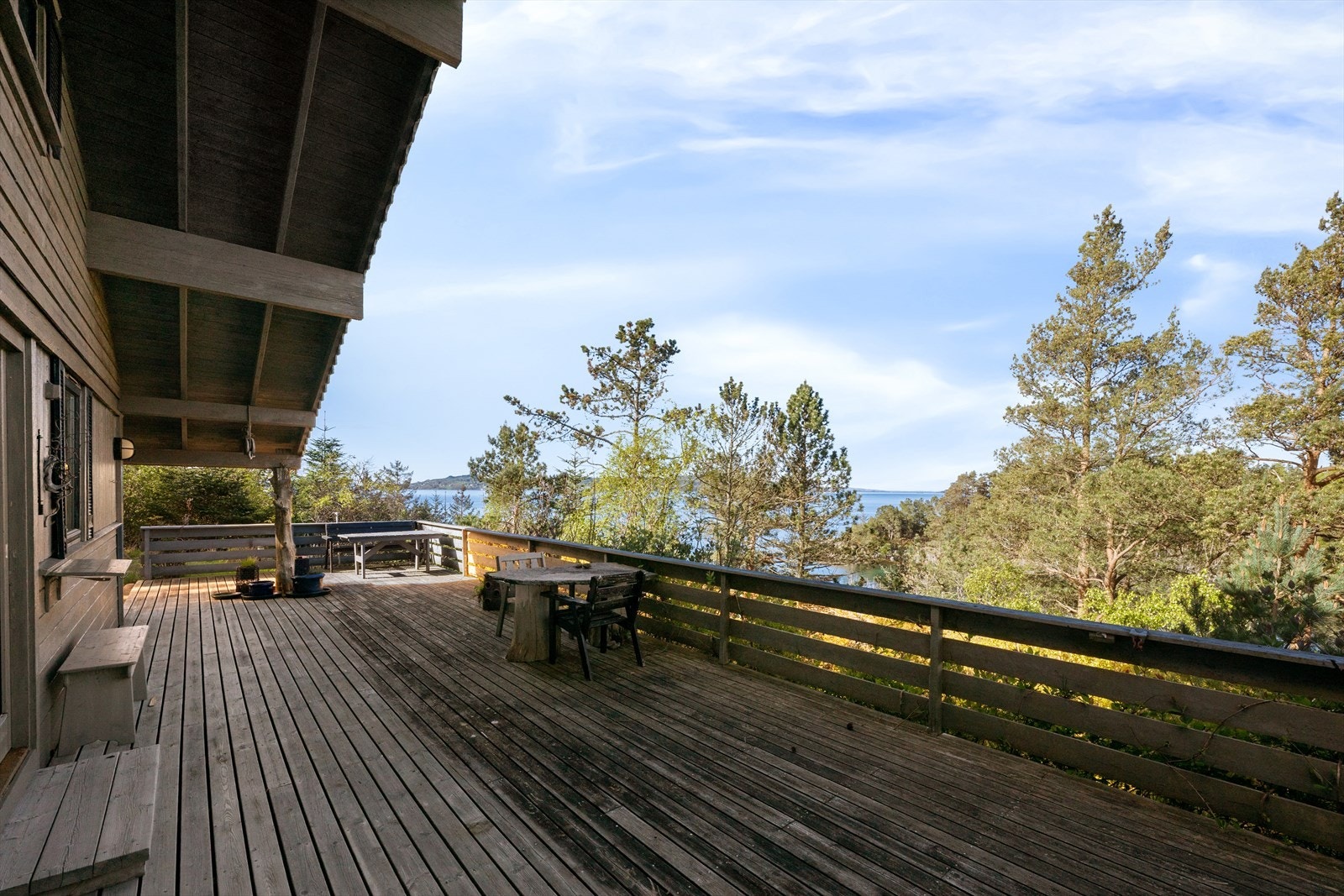 Fra terrassen har man en flott utsikt over sjø og nærområdet. Galleribilde