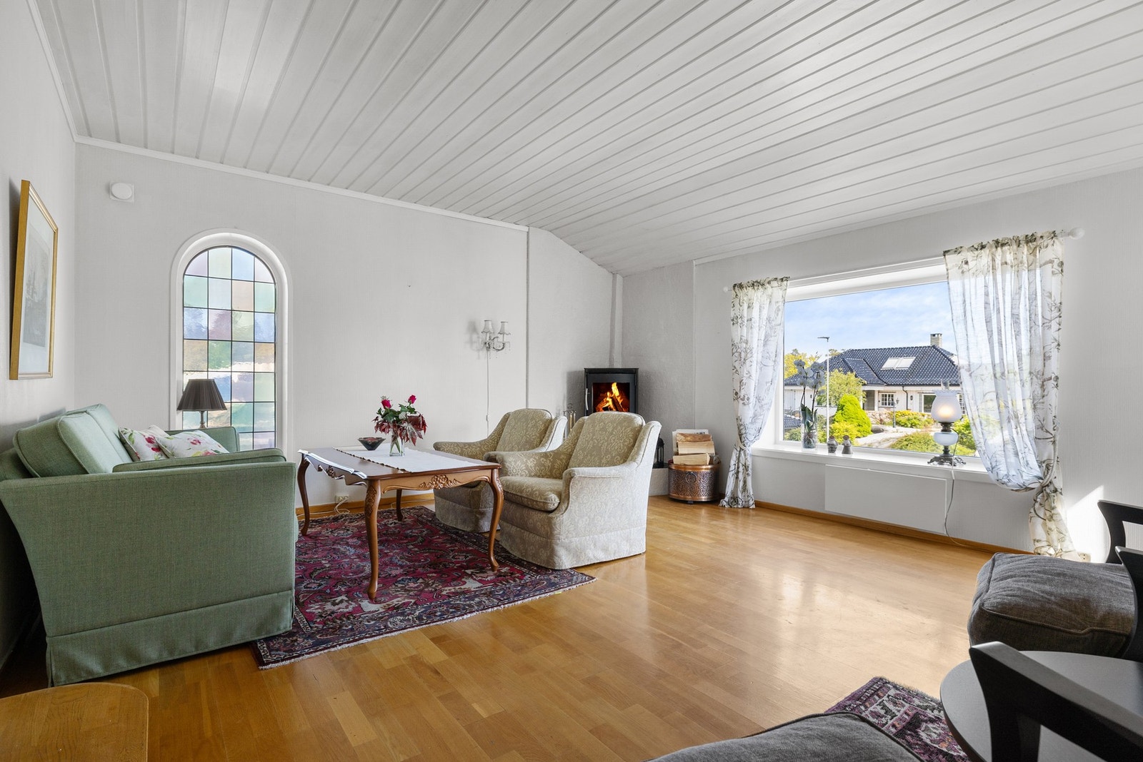 Den andre delen av stuen er bygget på i etterkant. Her har man fått en lun og god stue med peisovn. Galleribilde