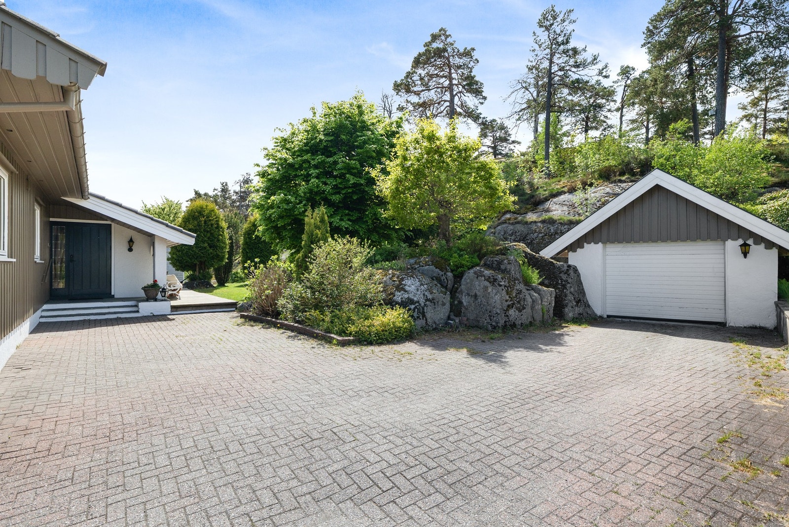 Tomten er pent opparbeidet med romslig gårdsplass, naturtomt, hage med diverse beplantninger og ikke minst mange fine og solrike uteplasser. Galleribilde