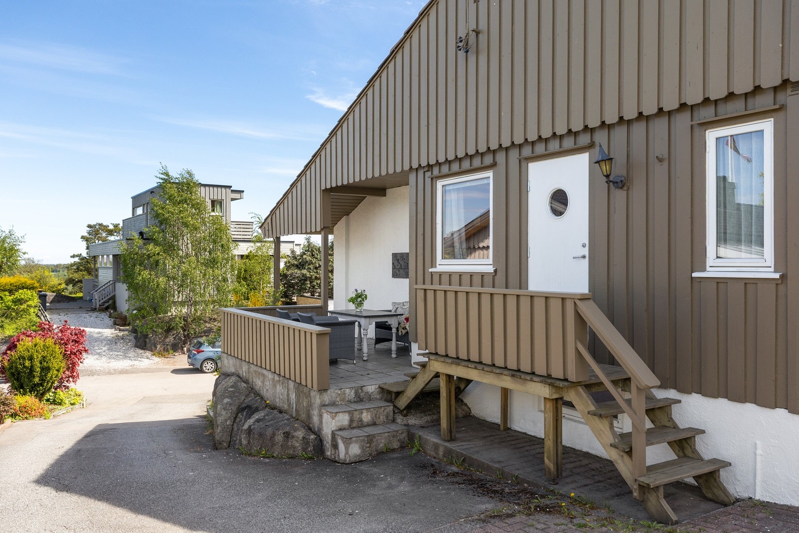 Fin og lun uteplass. Galleribilde