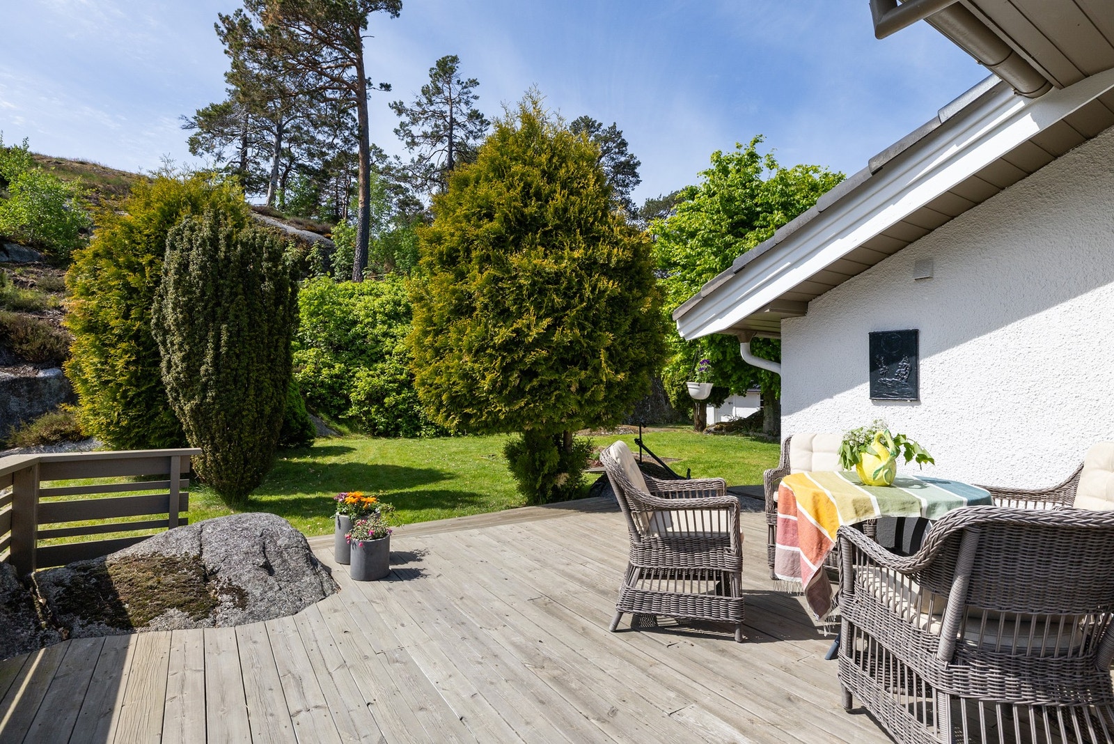 Solrike og godt skjermede uteplasser er en naturlig del av denne eiendommen. Galleribilde