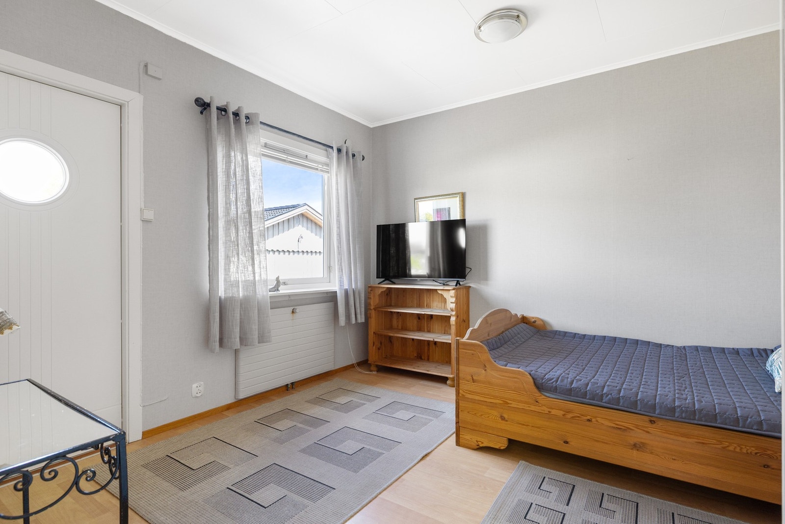 Soverom 4 ligger i den andre delen av huset. Rommet har egen utgang, så her er det mange fine bruksmuligheter. Galleribilde