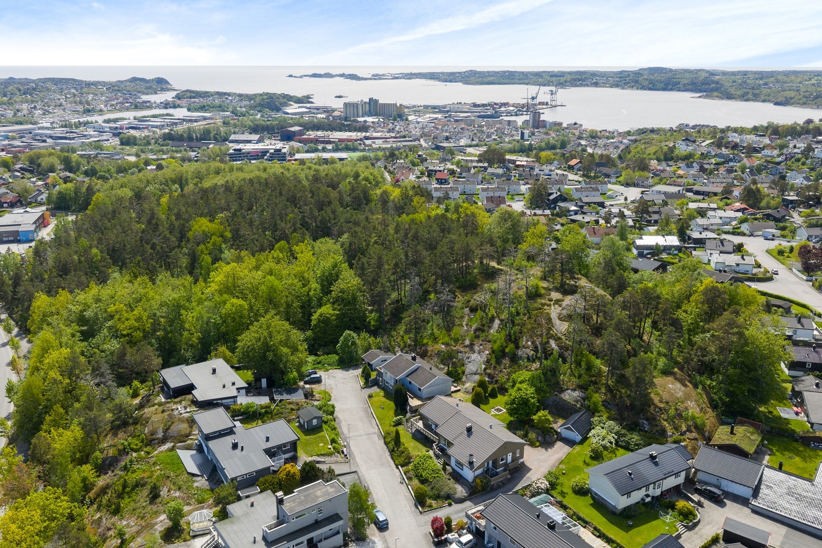 Eiendommen ligger godt plassert i rolig blindvei. Det er kort gåavstand til sentrumsfasilitetene og sjøen. Galleribilde