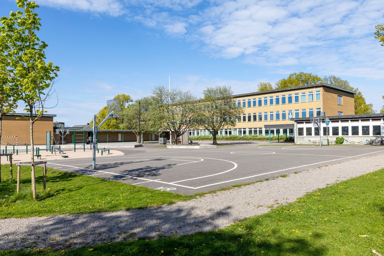 Skole i alle trinn er en kort sykkeltur unna. Her ser vi Hedrum ungdomsskole som er i kort gåavstand fra boligen. Galleribilde