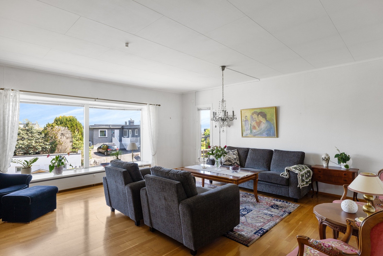 Lys og trivelig stue med god plass til hverdager og selskapsmiddager. Galleribilde