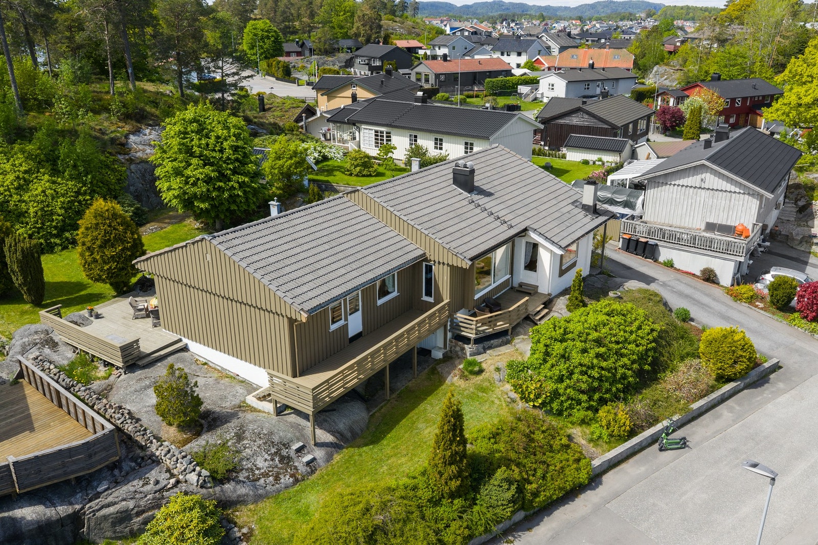 Velholdt enebolig beliggende i et nydelig boligområde i Byskogen. Eiendommen ligger flott plassert i en rolig blindvei.
Eiendommen grenser mot friareal. Galleribilde