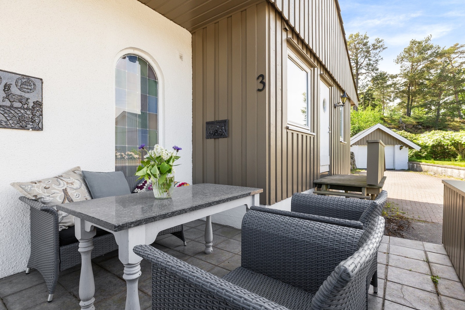 Uteplass på nordsiden av huset. Galleribilde