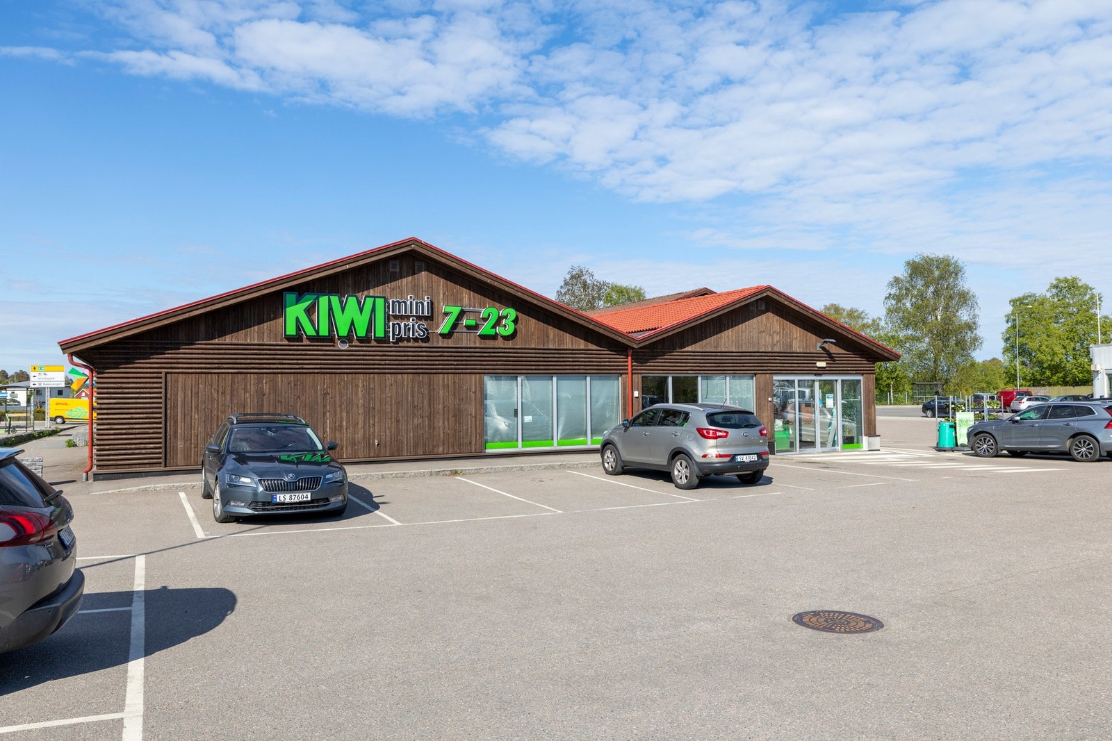 Det er kort vei til flere daglivarebutikker. Her ser vi Kiwi på Nanset som er en kort gåtur unna. Galleribilde