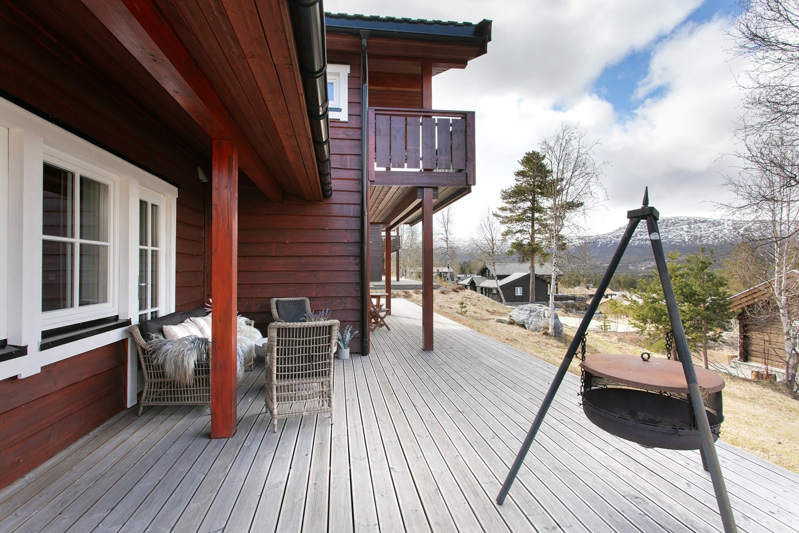 En del av terrassen er overbygd, noe som gir ly for vær og vind og forlenger utendørssesongen. Galleribilde
