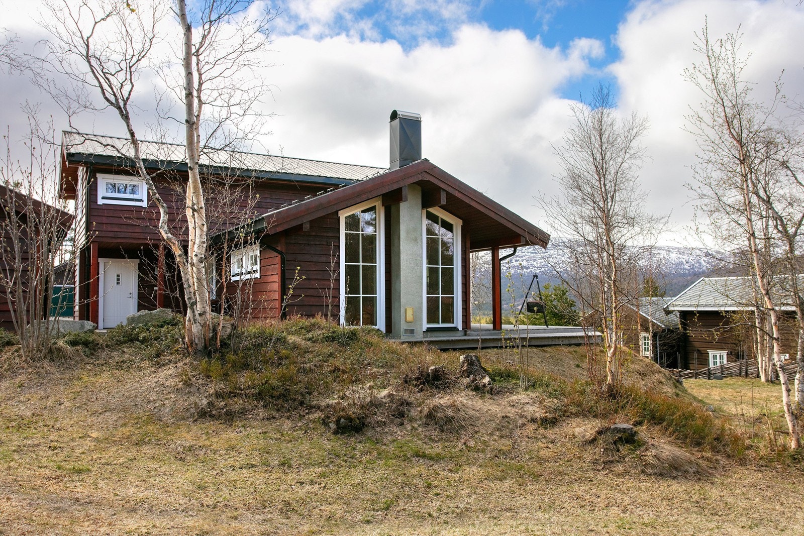 Fasaden mot vest har store vinduer som slipper inn mye naturlig lys i stuen. Galleribilde