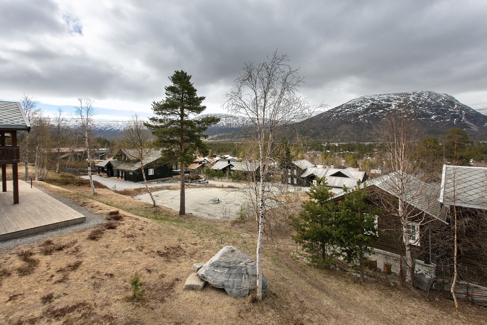 Utsikt fra eiendommen mot det etablerte og rolige hyttefeltet. Galleribilde