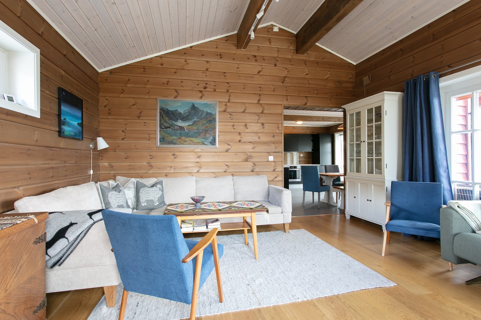 Stuen har god plass til en romslig sofagruppe og har en åpen løsning mot spiseplassen og kjøkkenet. Galleribilde