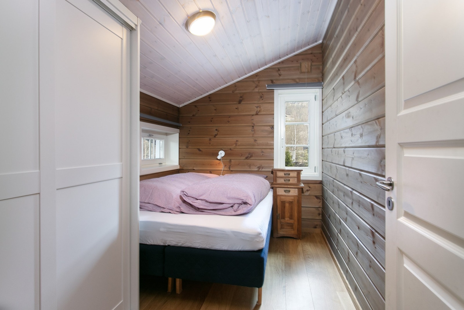 Det ene av to soverom i andre etasje, utstyrt med skyvedørsgarderobe. Galleribilde
