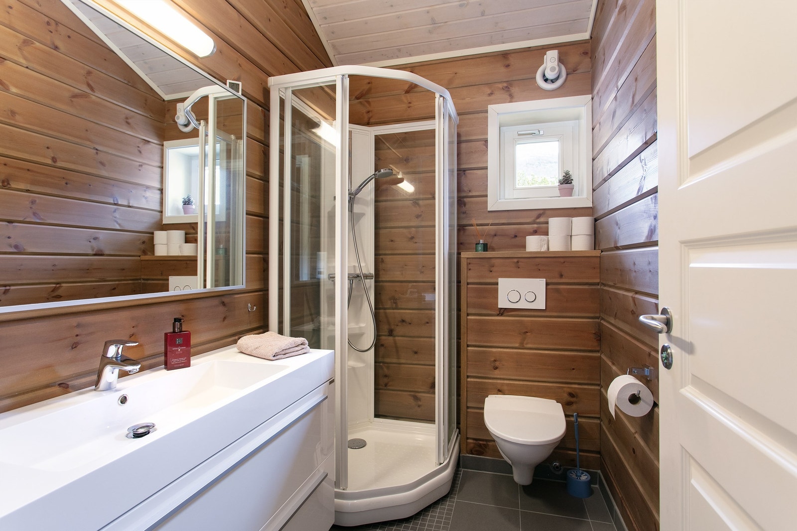 Badet i første etasje har innredning fra Vikingbad, dusjkabinett og varmekabler i gulvet. Galleribilde