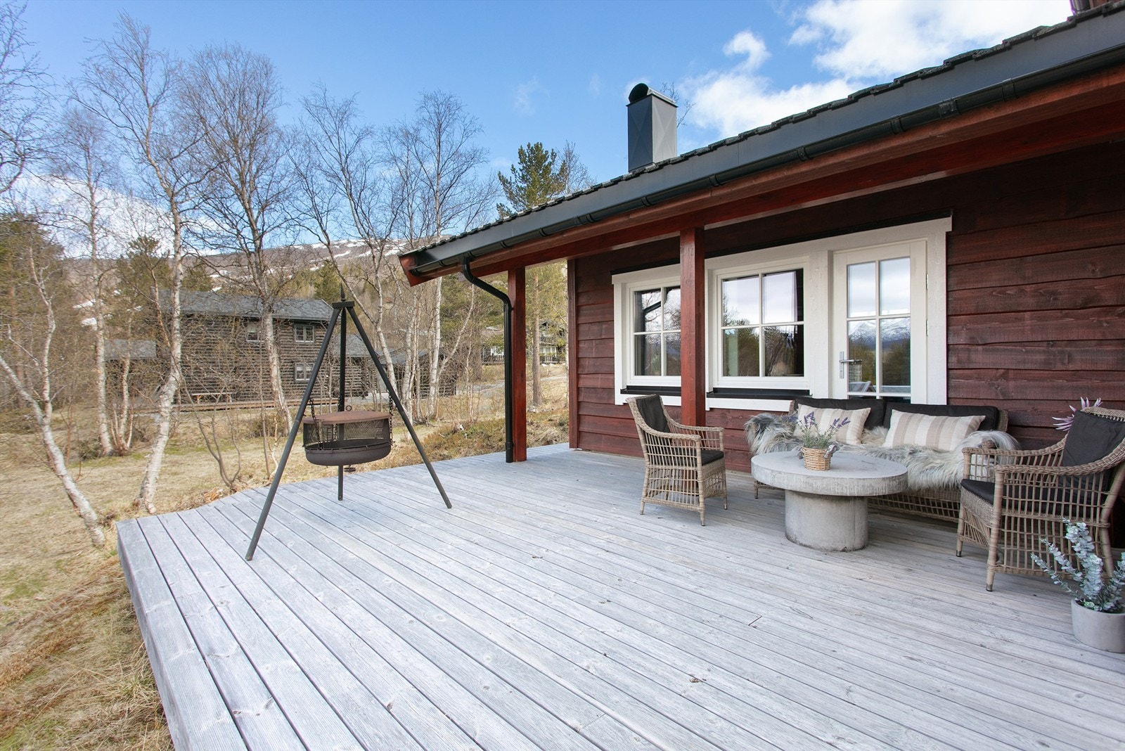 Den store terrassen omkranser store deler av hytta, og gir mulighet for å finne både sol og skygge. Galleribilde