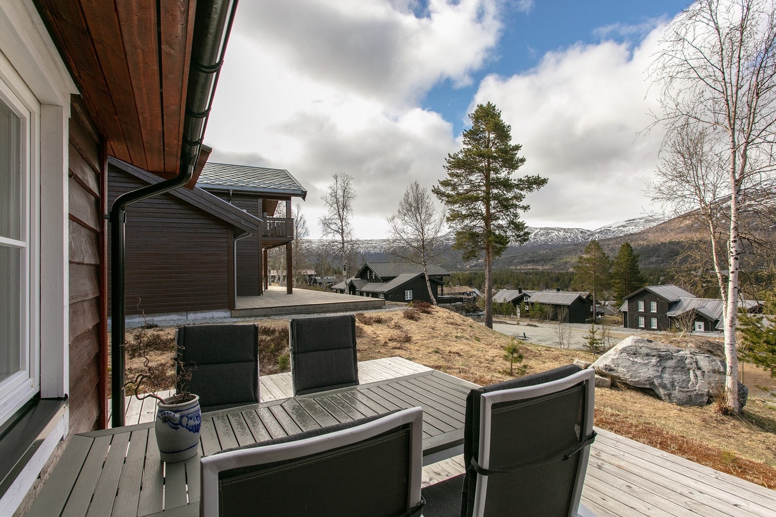 Fra uteplassen har man utsikt over hyttefeltet og fjellene rundt. Galleribilde