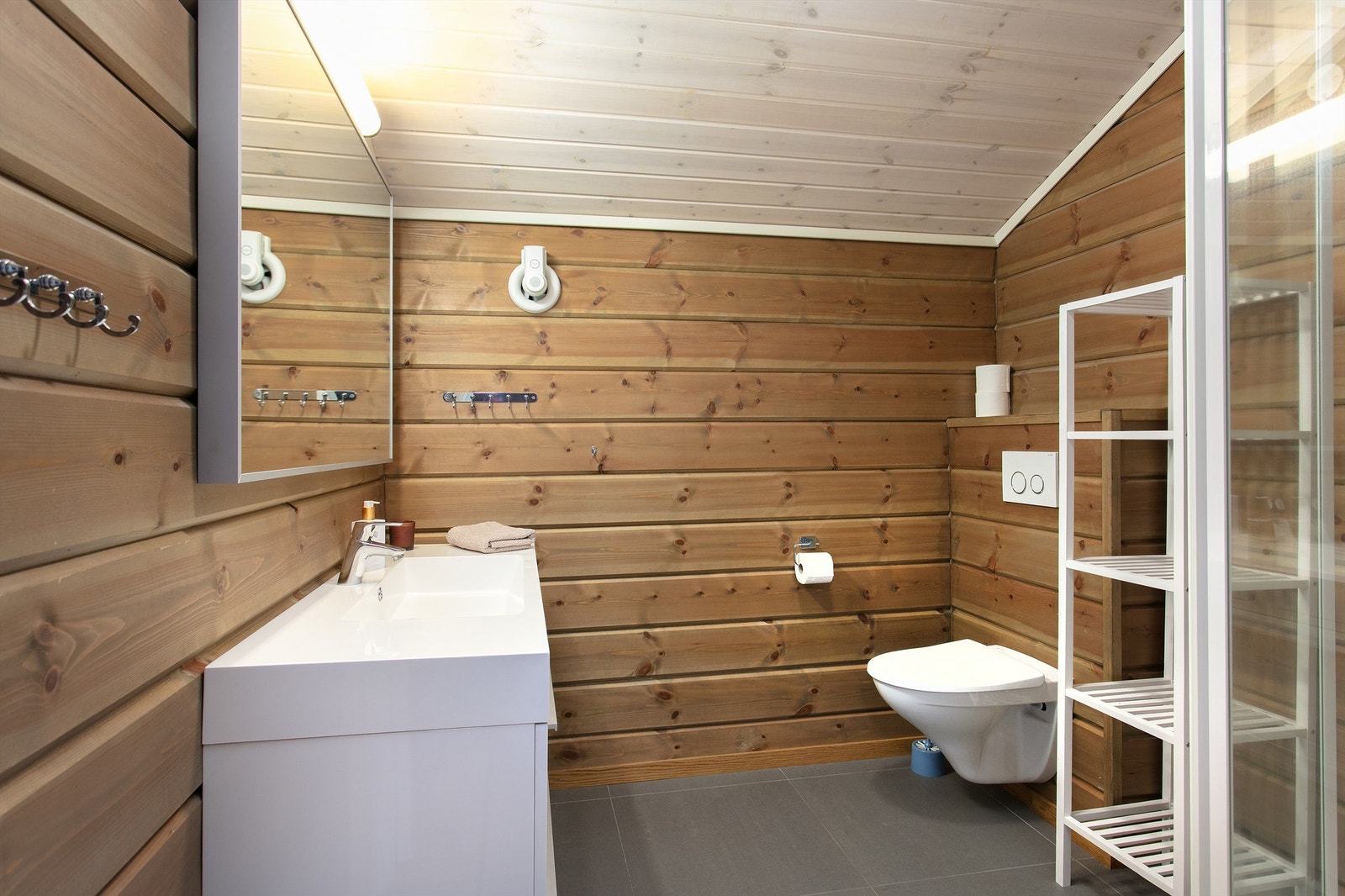 Badet i andre etasje er utstyrt med vegghengt toalett, dusj og varmekabler i gulvet. Galleribilde