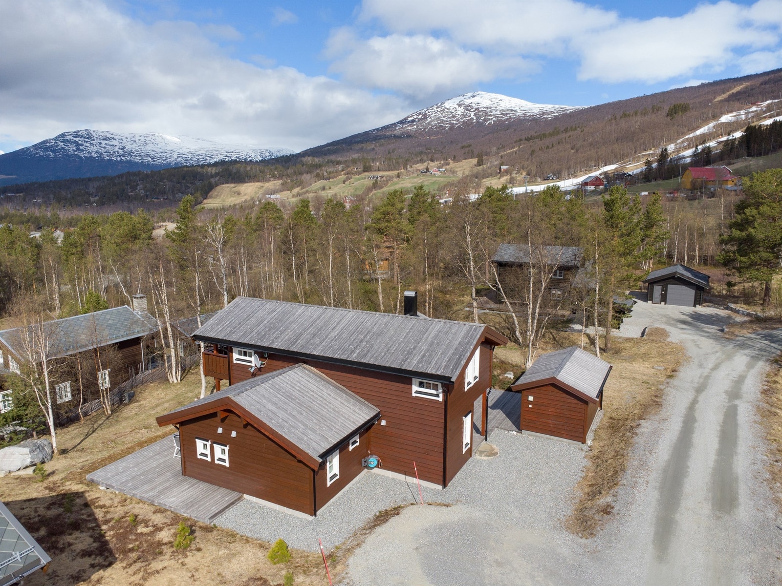 Fra hytta er det gangavstand til det meste Bjorli har å tilby, inkludert alpinanlegg og langrennsløyper. Galleribilde