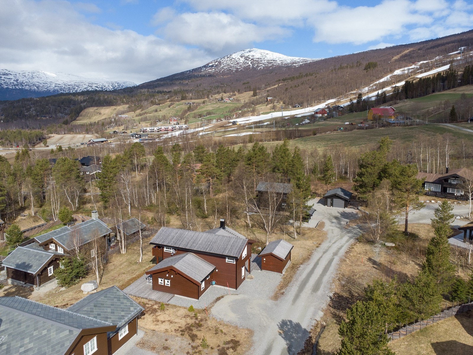 Bjorli Skisenter ligger like i nærheten, og er kjent for å være et av landets mest snøsikre anlegg. Galleribilde