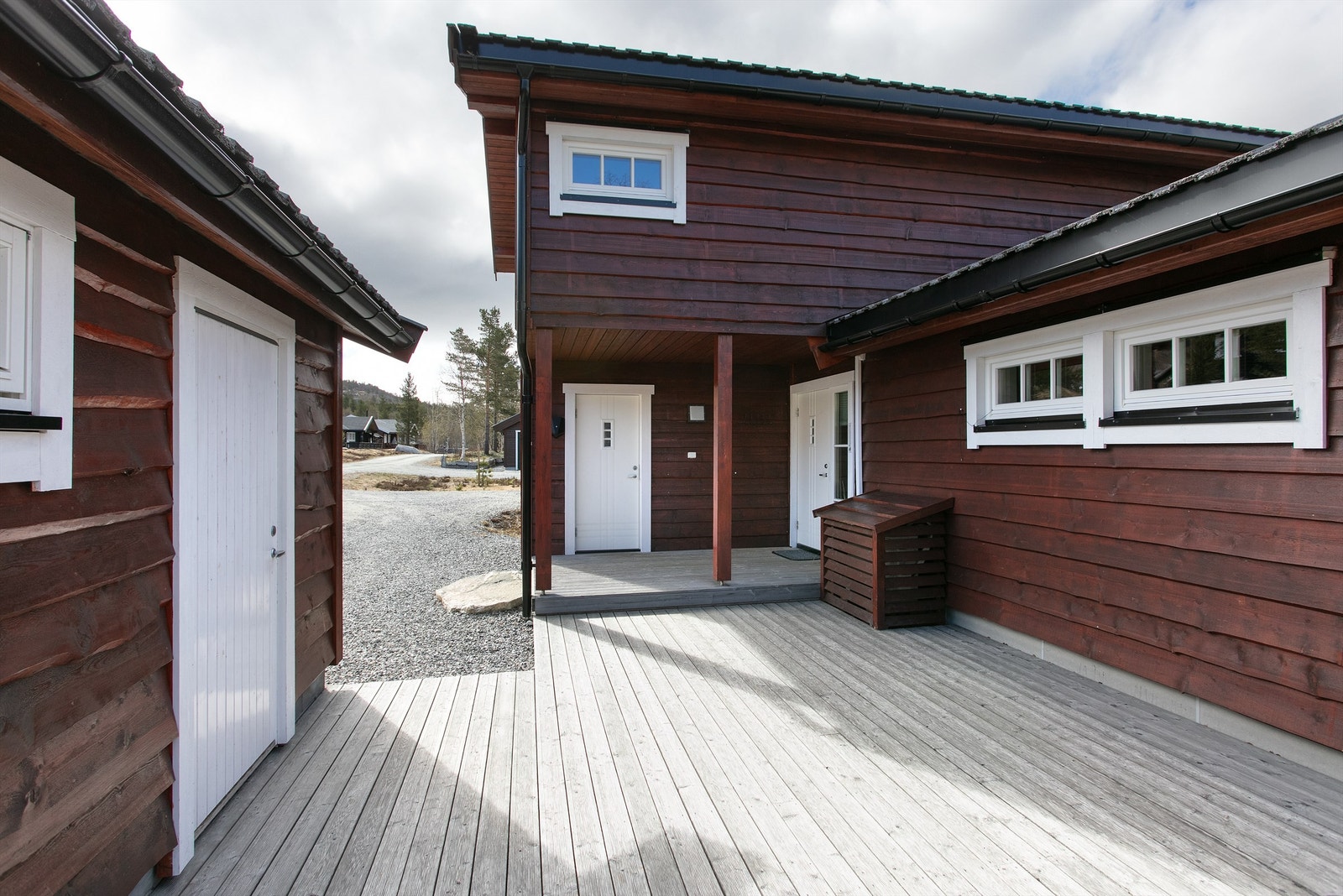 Inngangspartiet er overbygd og skjermet, en praktisk detalj i all slags vær. Galleribilde