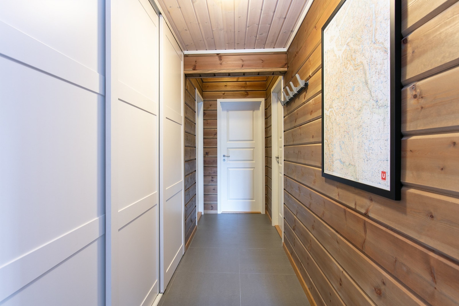 I gangen er det montert en romslig skyvedørsgarderobe for effektiv oppbevaring. Galleribilde