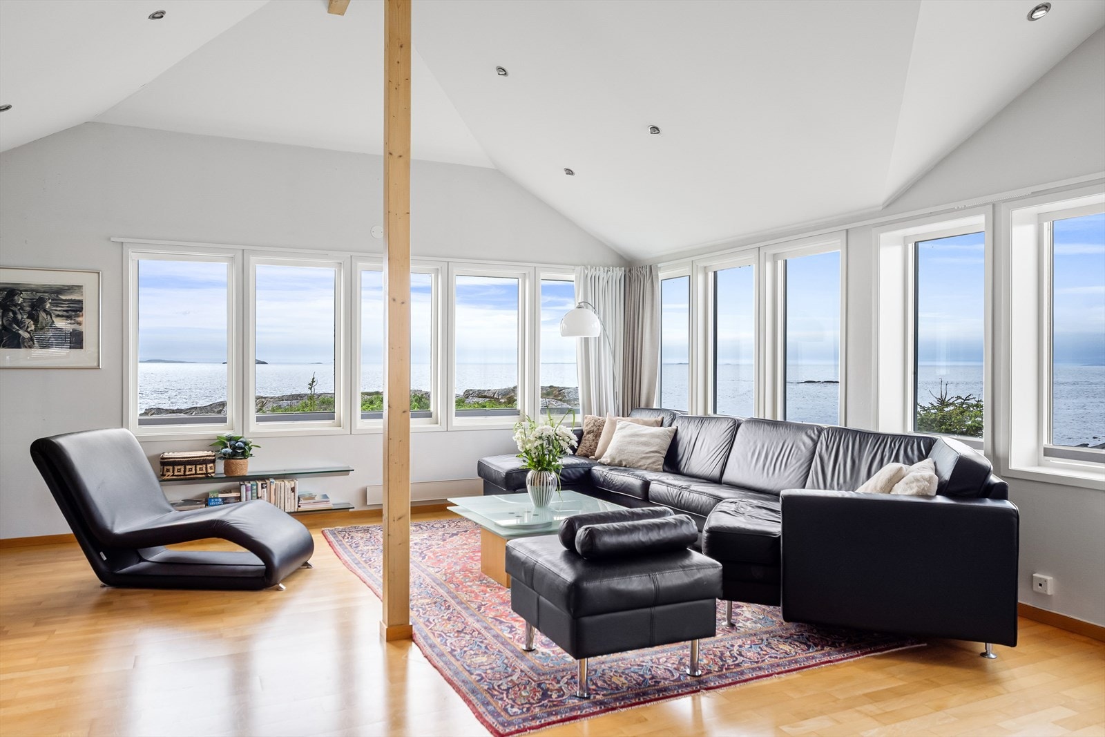 Her kan man nyte utsikten til sjø og solnedganger året rundt. Galleribilde