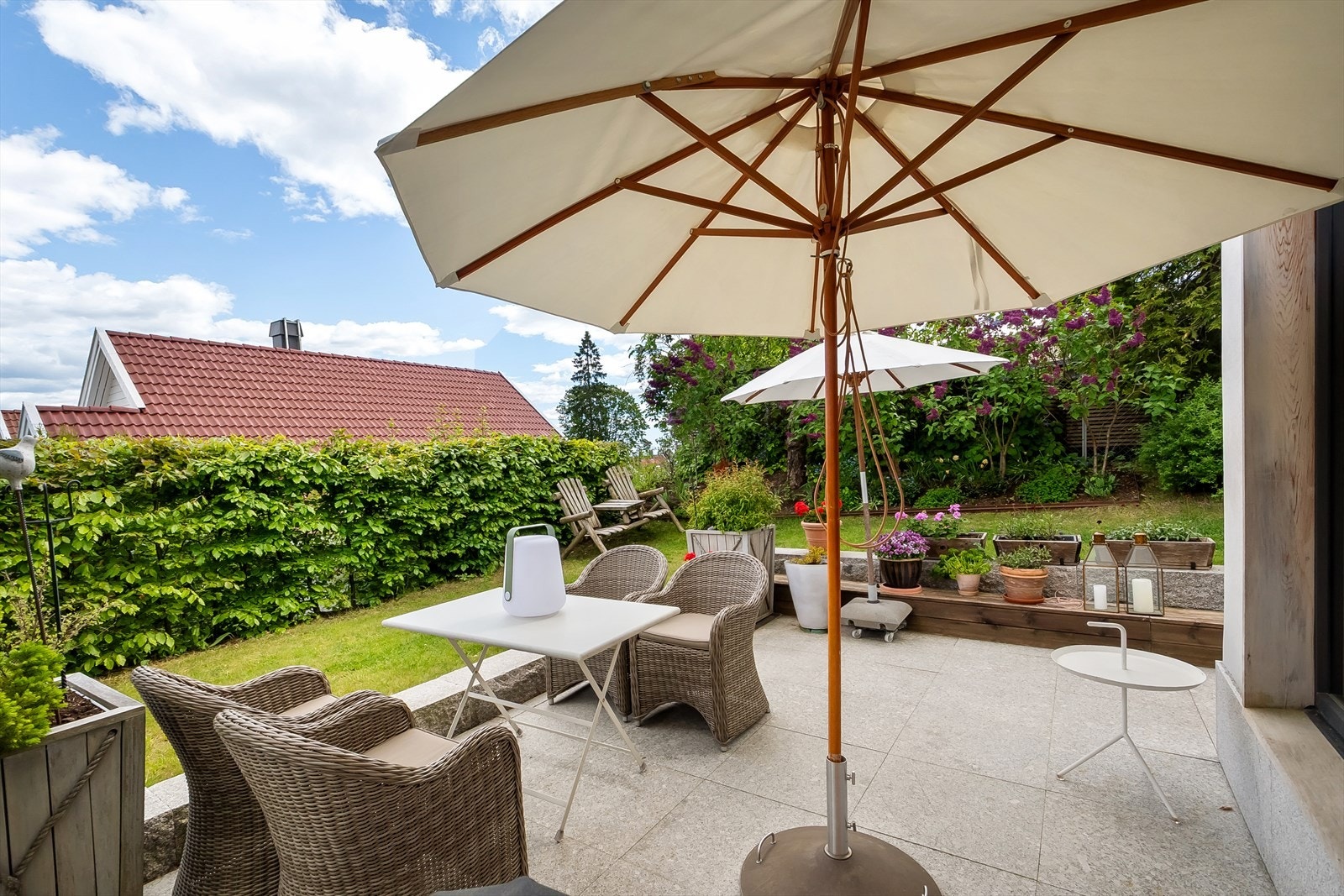 Eksklusiv bruksrett til uteareal på ca. 251 kvm totalt.
Privat terrasse mot sydøst på ca 21 kvm med integrerte sittebenker Galleribilde