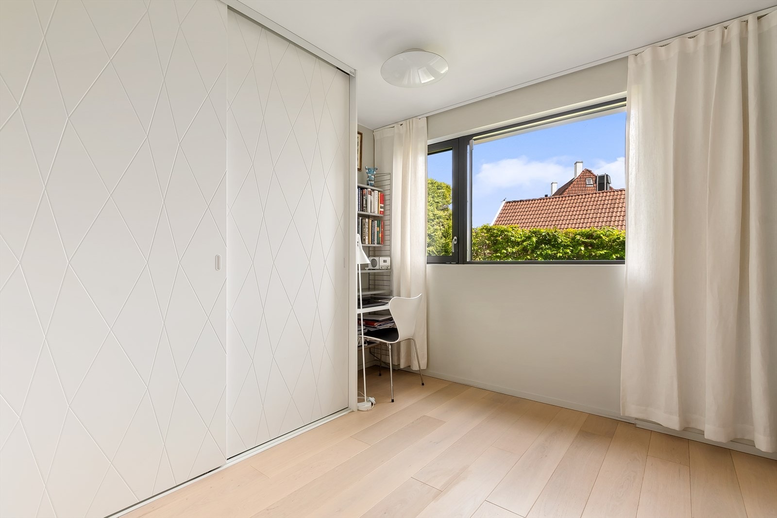 Soverom 2 / kontor med plassbygget elfa garderobe Galleribilde