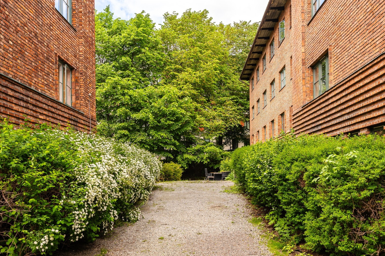 Leiligheten ligger i byggets 3. etasje. Boligselskapets har 3 biloppstillingsplasser som leies ut forløpende etter ansiennitet. Galleribilde