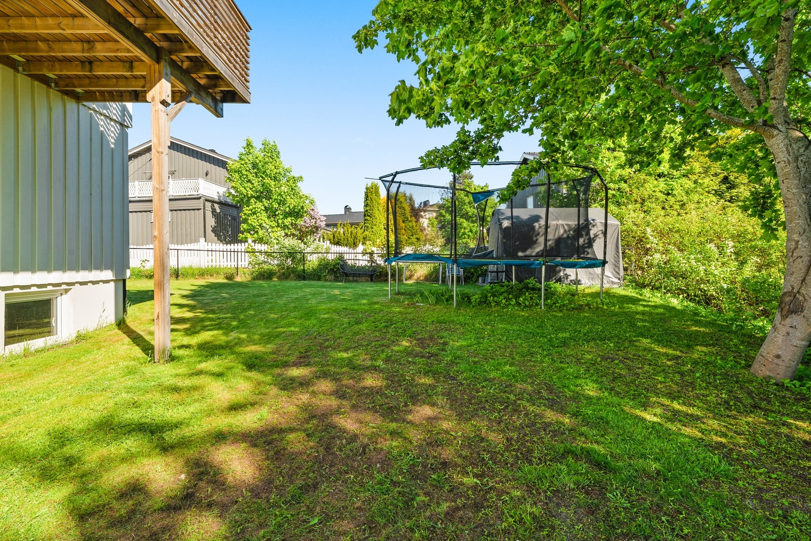 Skjermet hageareal med plen og grønne omgivelser, og ikke minst god plass til trampoline! Galleribilde