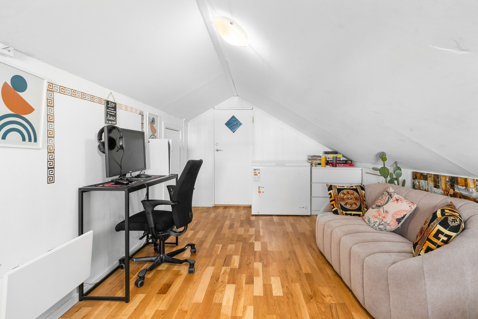 Fra motsatt vinkel ser man rommets gode gulvflate og fleksible bruksmuligheter, med plass til både seng, sittegruppe og arbeidsplass. Galleribilde