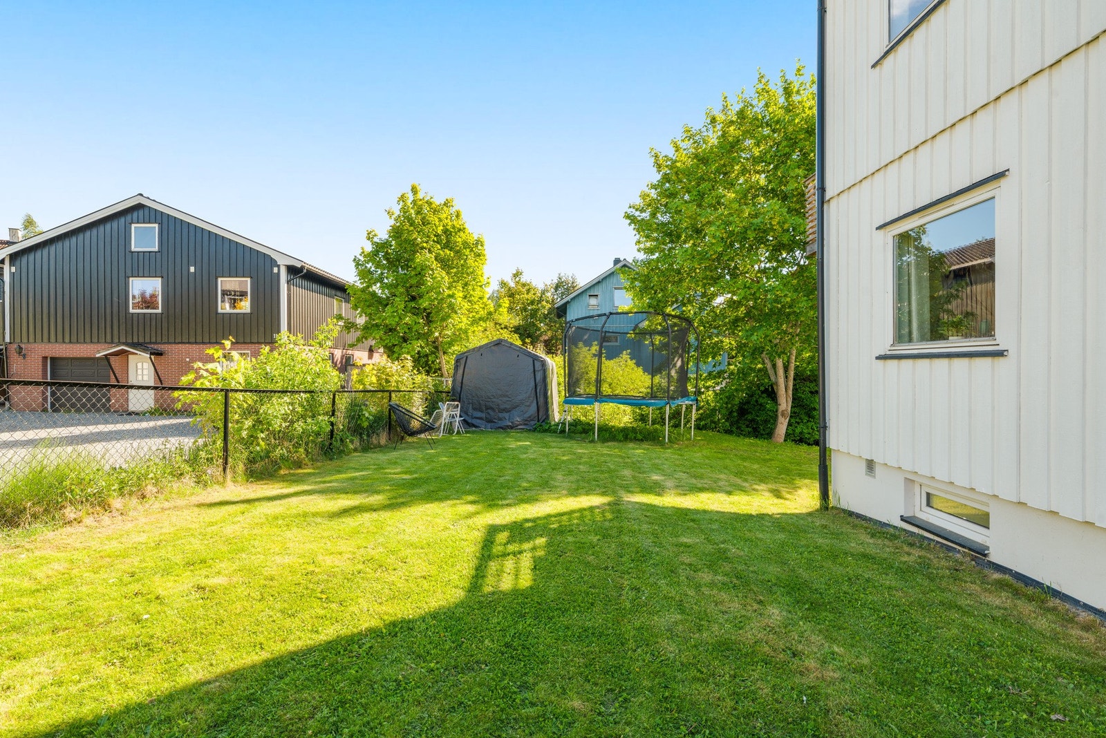 Pent opparbeidet hageareal med plen, tilrettelagt for både lek og avslapning. Galleribilde