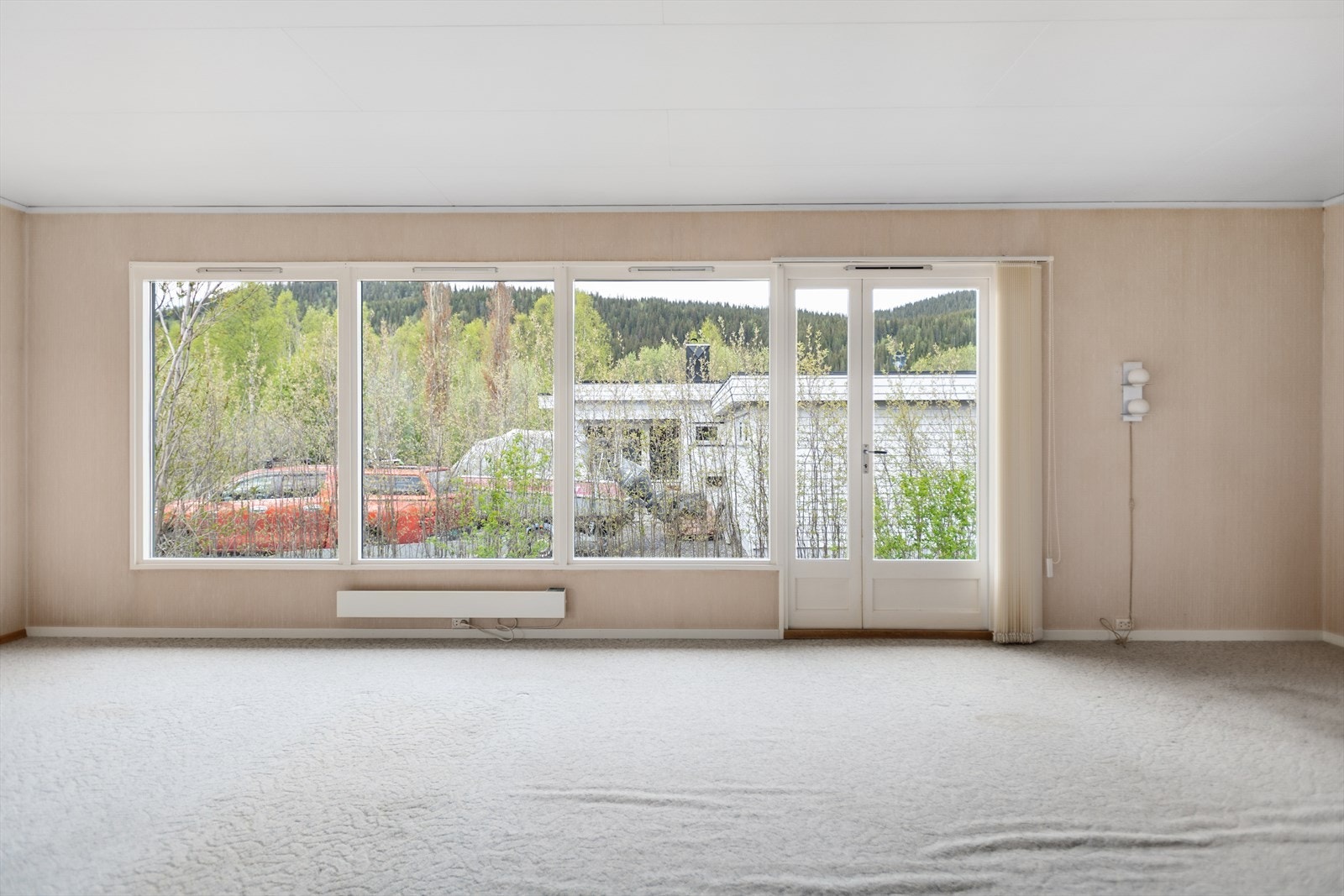 Utgang til terrasse fra stuen gir enkel tilgang til uteområdet. Galleribilde