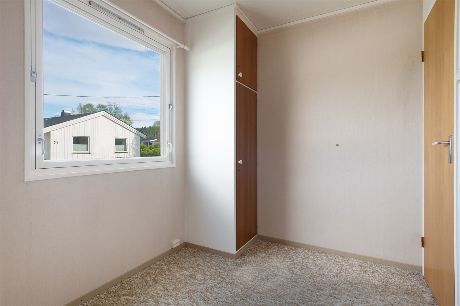 Soverom 1. Plass til seng og garderobeskap i rommet som har slette vegger og teppebelagt gulv. Galleribilde
