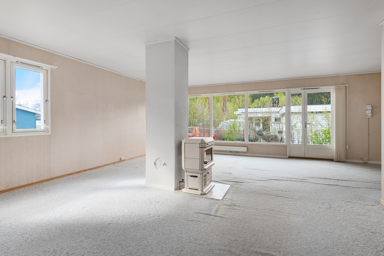 Vedovn med oljebrenner gir oppvarming i stuen. Galleribilde