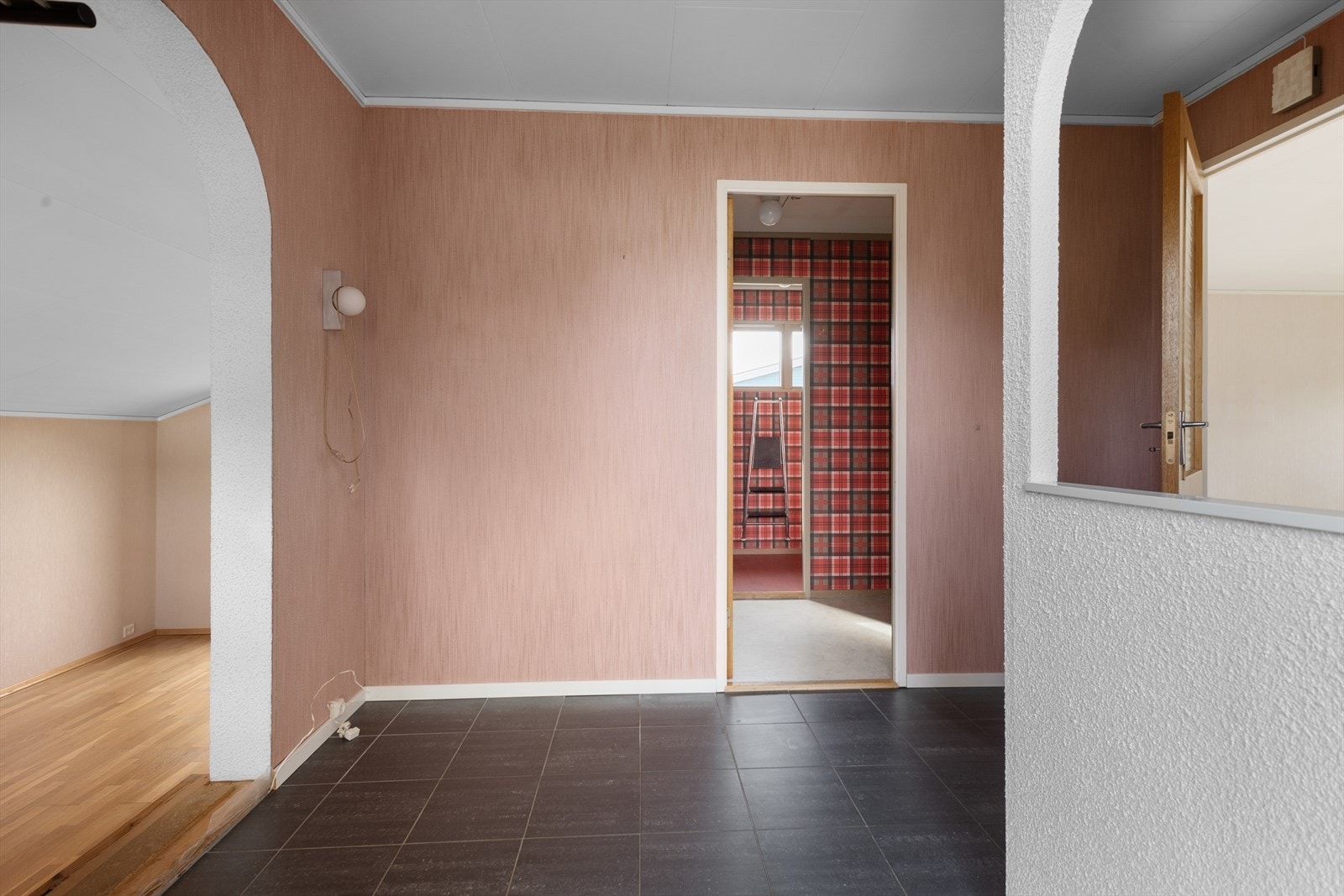 Fra entréen er det direkte adkomst til tilleggsstue og boder. Galleribilde