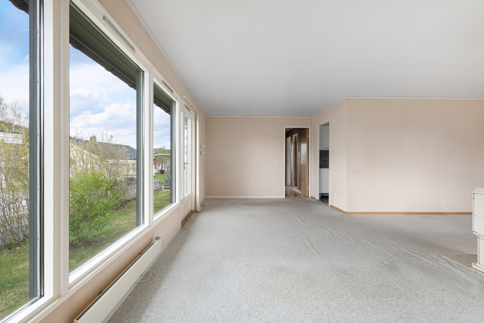 Stuen er utstyrt med teppebelagt gulv for komfort. Galleribilde