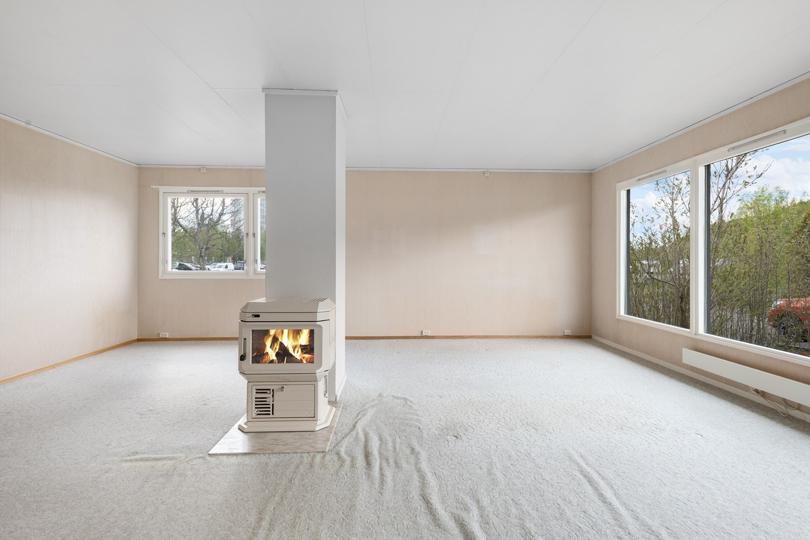 Fra stuen er det utsyn mot hageområdet. Galleribilde