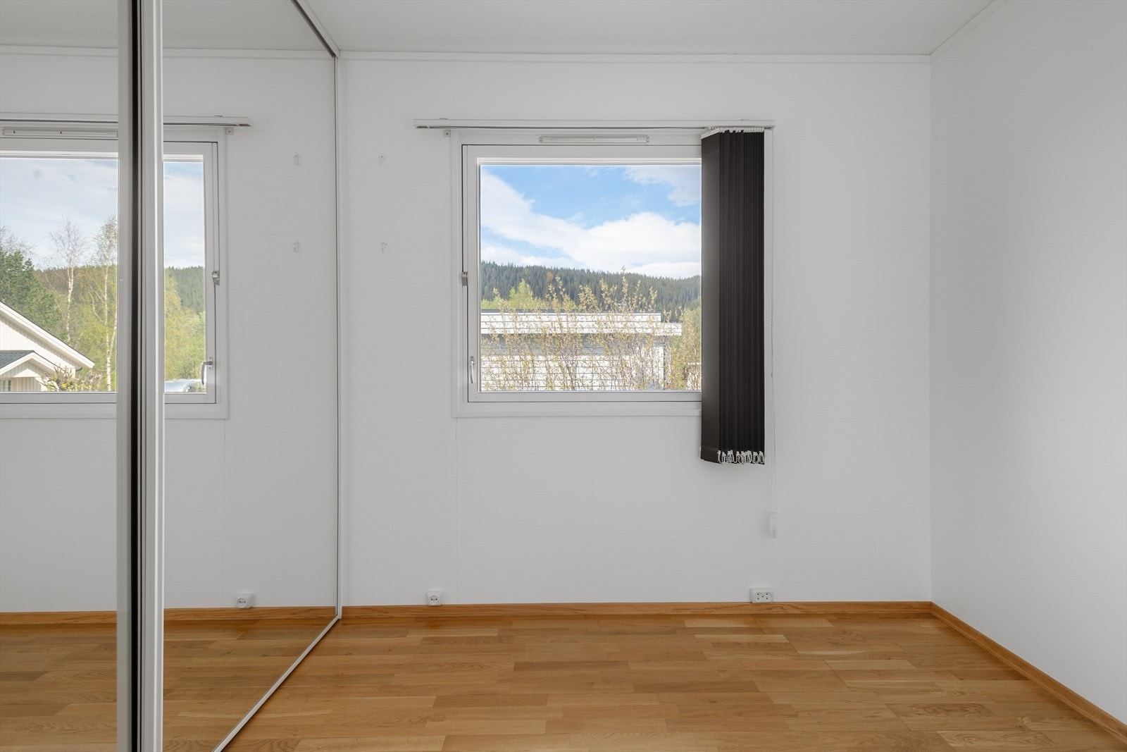 Soverom 2 med skyvedørsgarderobe med innfelt speil. Galleribilde