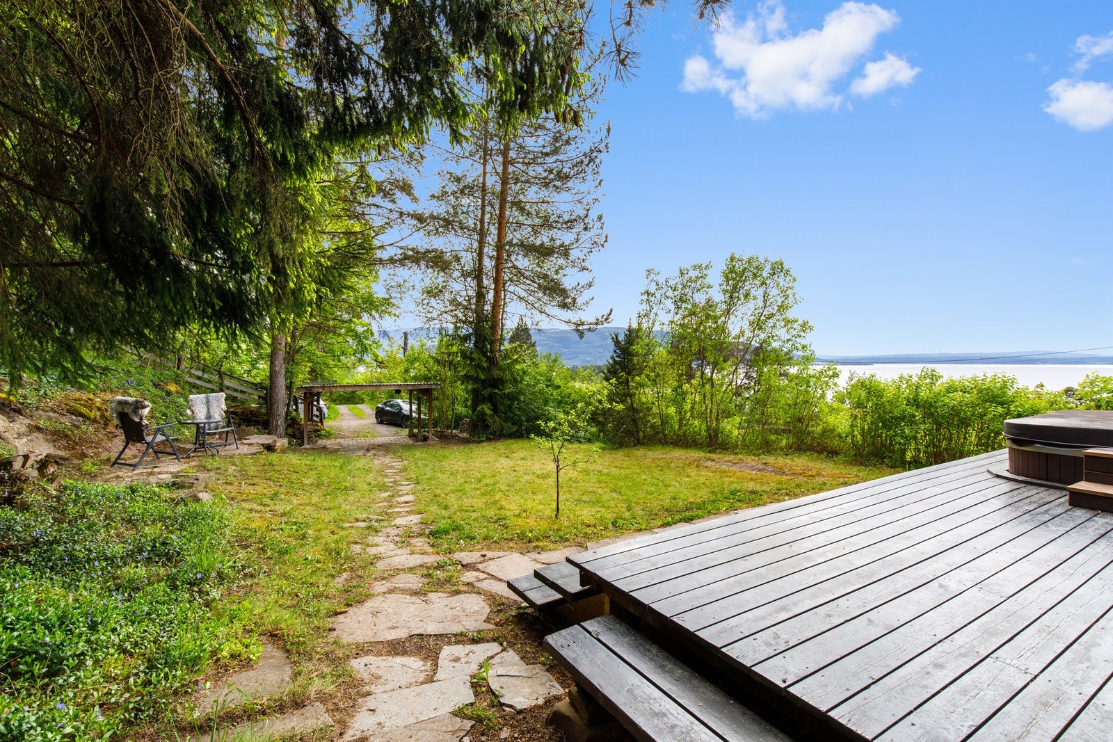 Uteområde mot inngang med carport Galleribilde