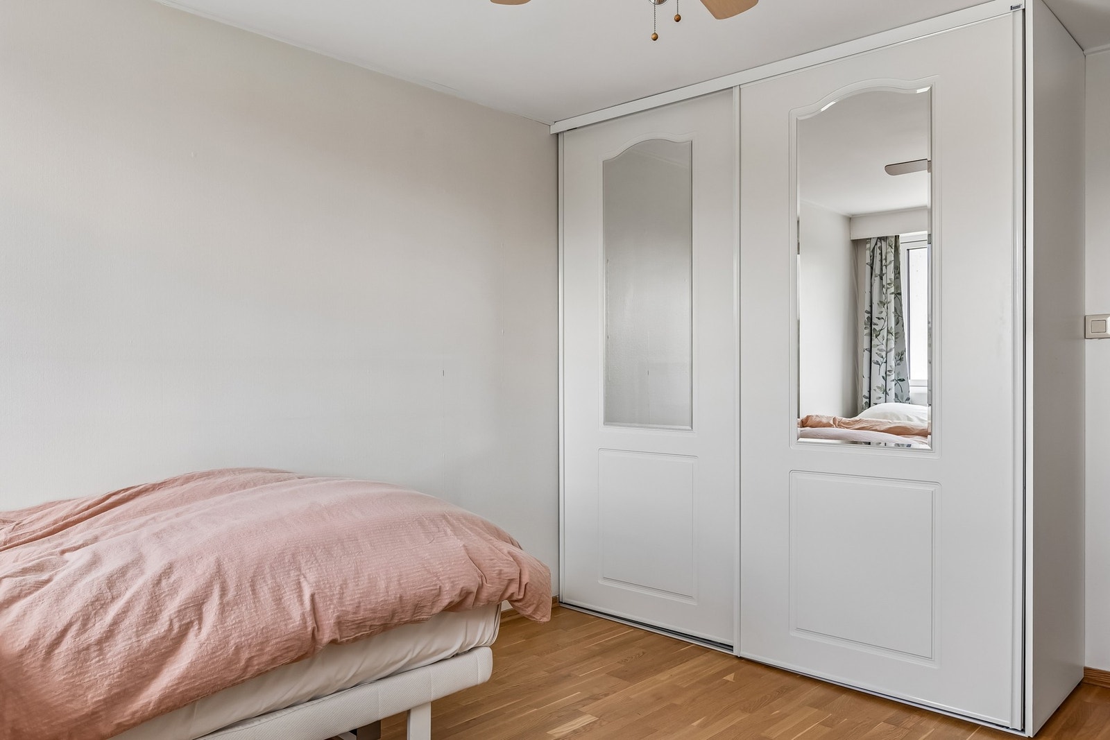 Her er det godt med plass til stor seng, garderobeskap og annet møblement. Galleribilde