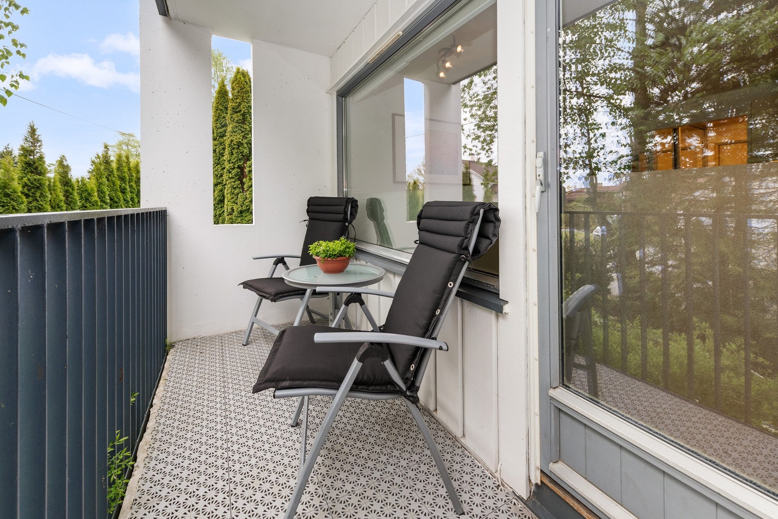 Balkongen har morgen- og formiddagssol Galleribilde
