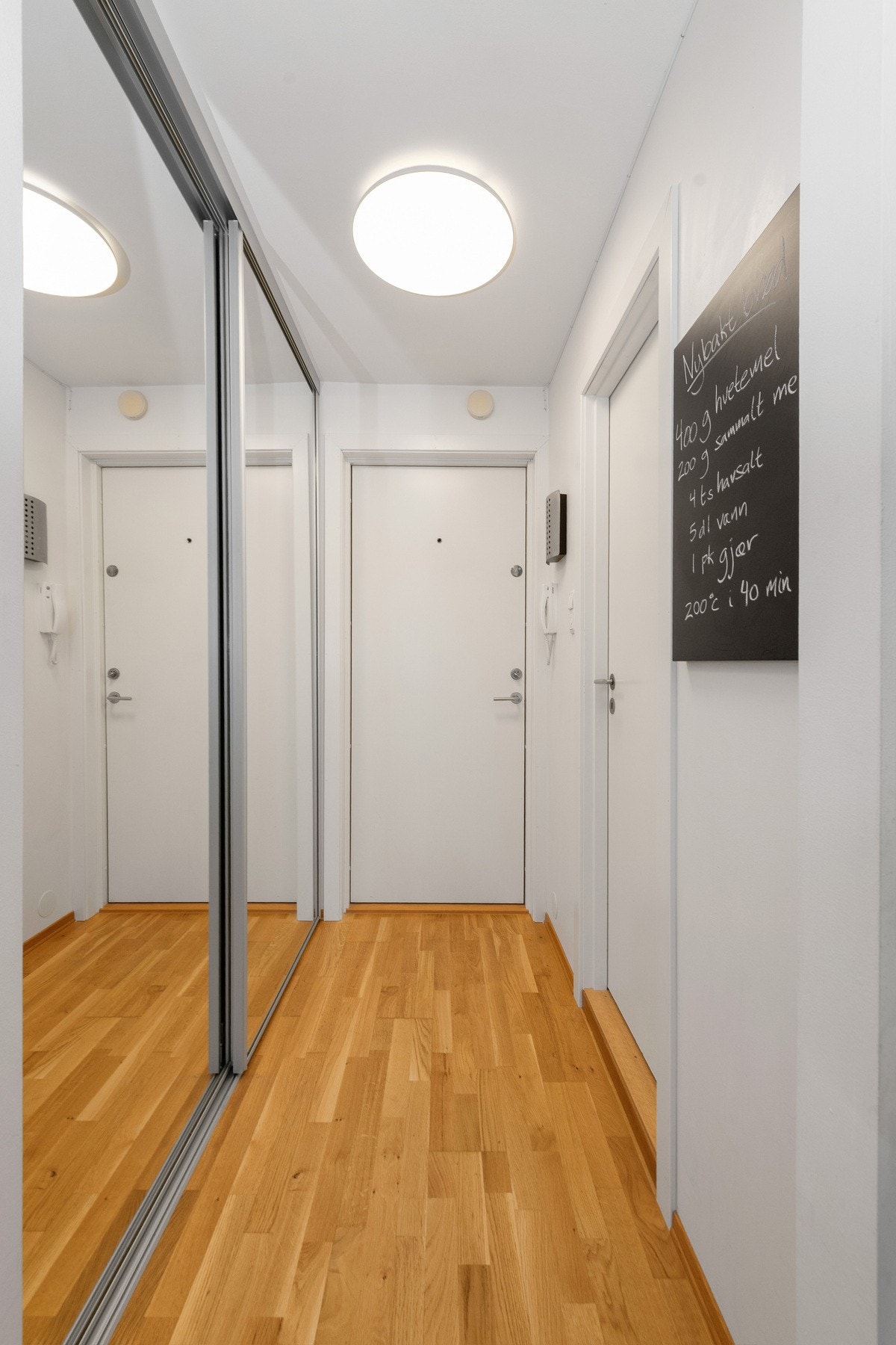 Gangen er utstyrt med dobbel skyvedørsgarderobe med speilfronter Galleribilde