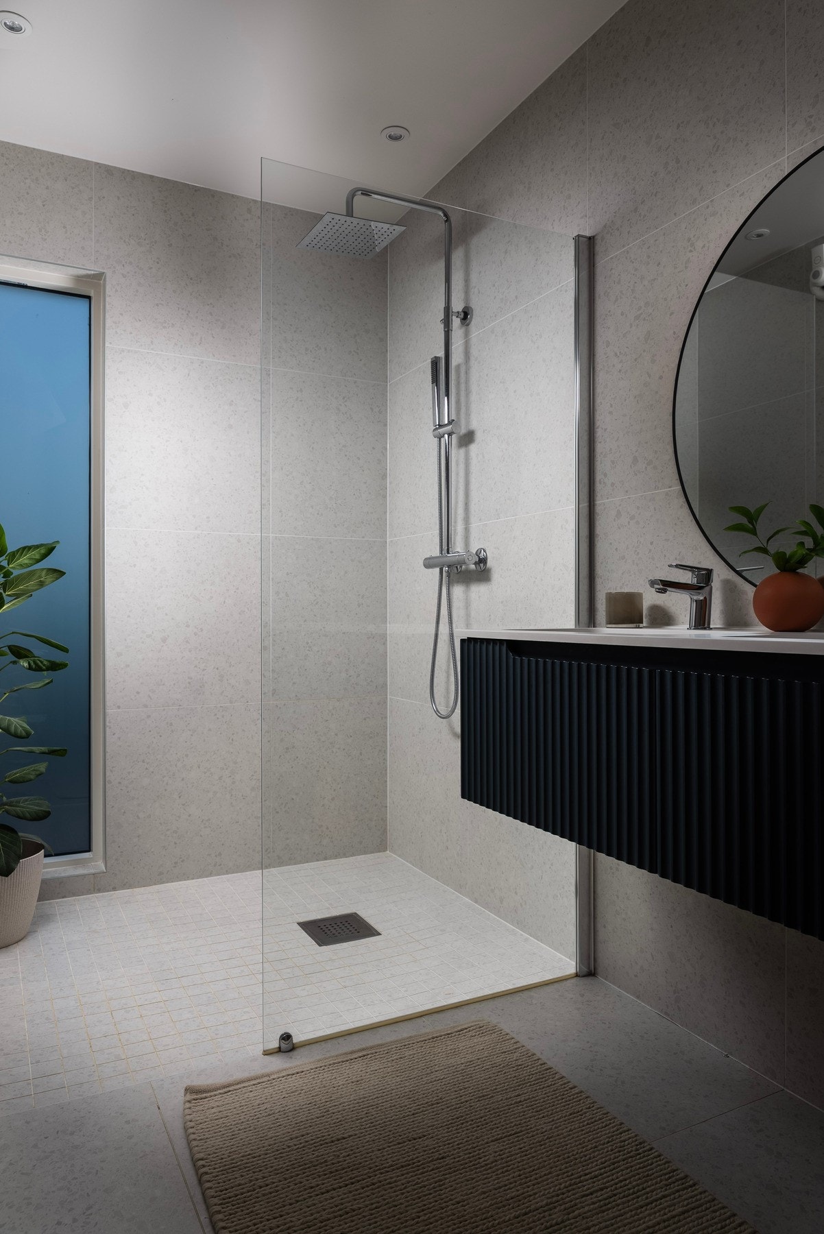 Badet ble pusset opp i 2023 og fremstår moderne, stilrent og delikat Galleribilde