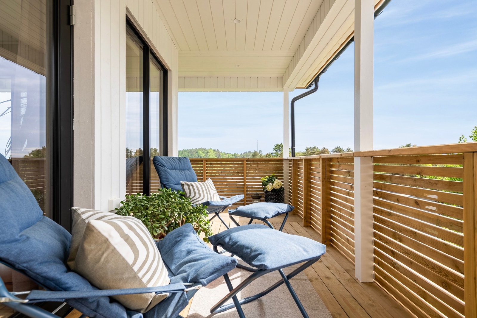 Med overbygget terrasseområde har du et skjermet uteområde hvor du kan nyte uteleven uansett vær Galleribilde