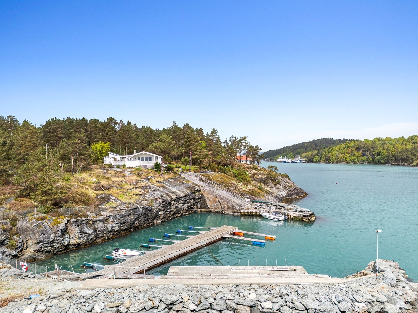 - Felles båthavn med tildelte faste plasser. - Galleribilde