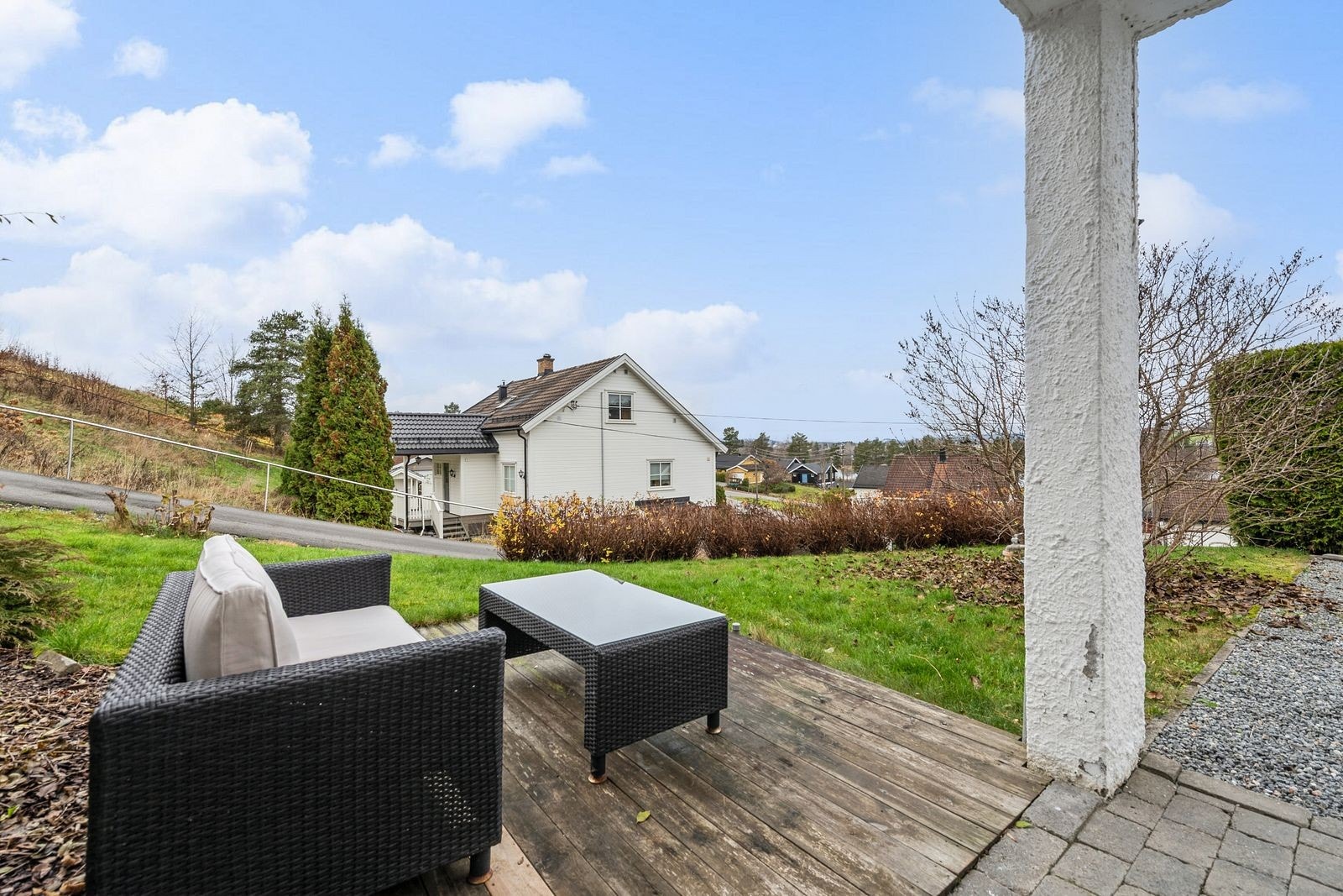 Utenfor inngangen har man en liten terrasse. Galleribilde