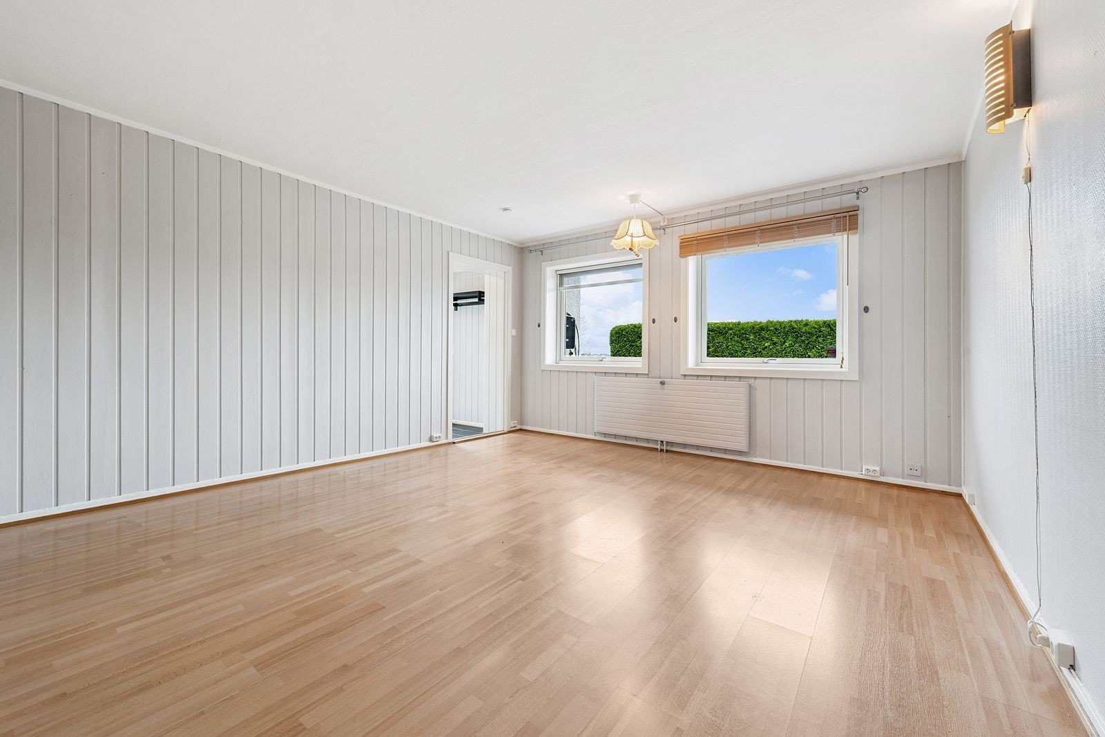 Romslig stue med godt lysinnslipp. Galleribilde