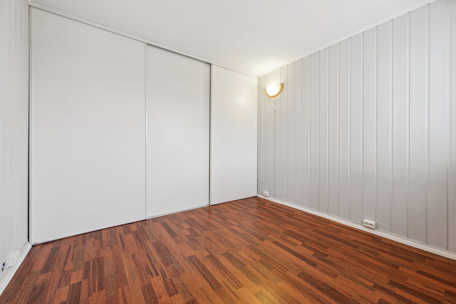 Soverom med skyvedørsgarderobe. Galleribilde
