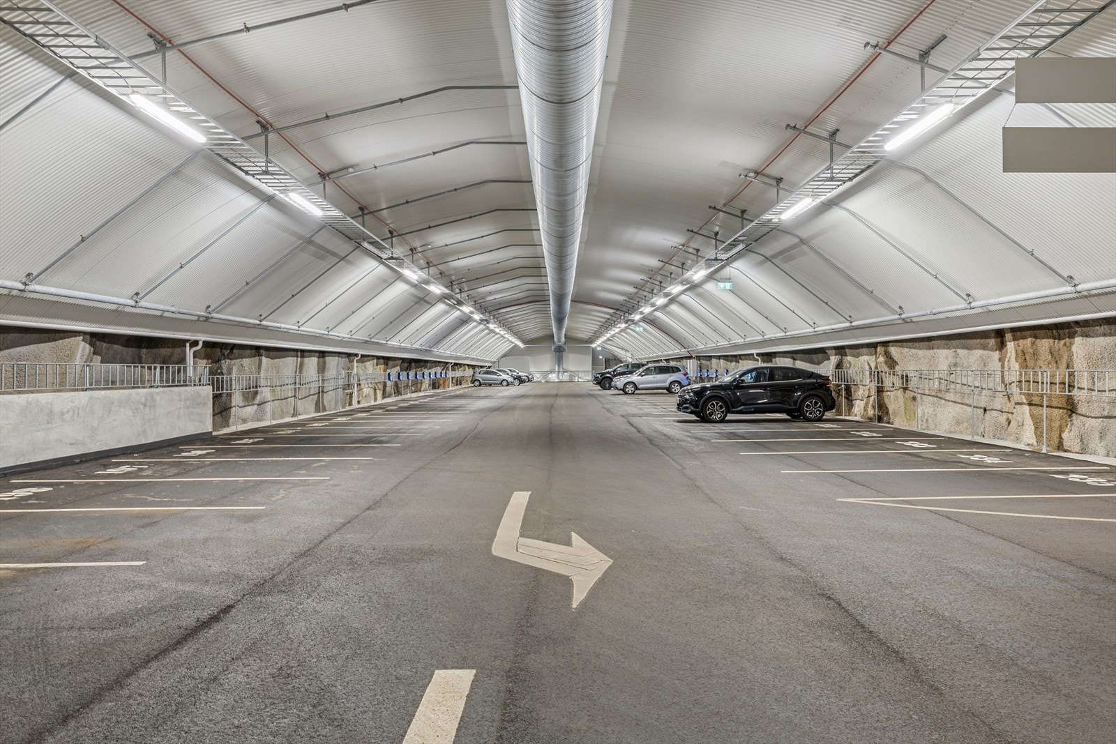 Fast p-plass i Fjellhallen medfølger salget. Galleribilde